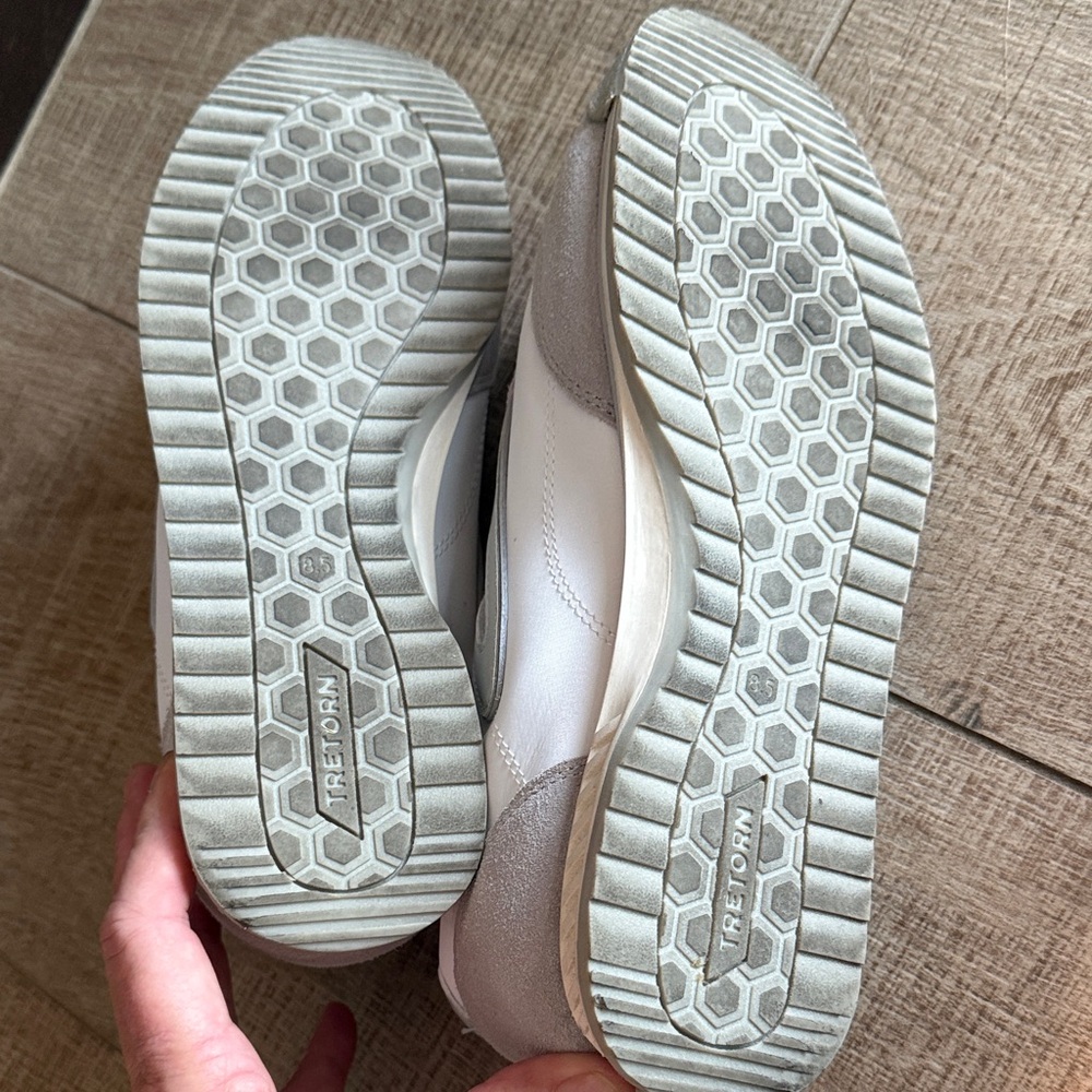 Stylish women’s Tretorn White and Gray Sneakers size 8.5 - Picture 4 of 5